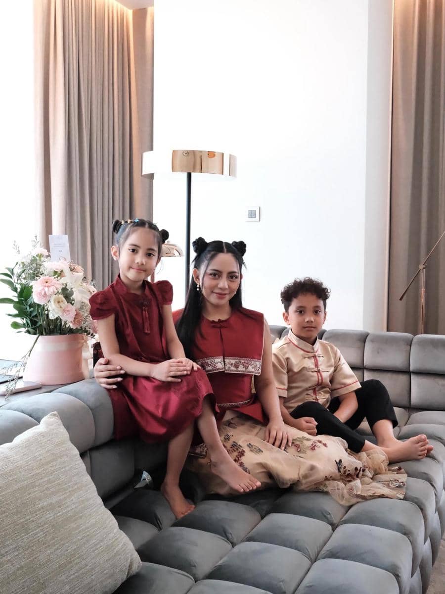 ootd Rachel Vennya dan anak-anaknya