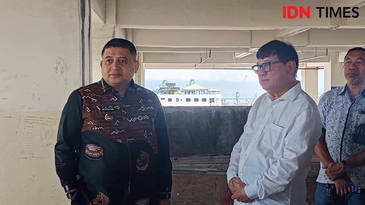 Wali Kota Makassar, Munafri Arifuddin (kiri), meninjau kondisi Pasar Sentral (New Makassar Mall) bersama pemilik pengelola John Theodore (kanan) dan jajaran terkait, Kamis (9/4/2026). IDN Times/Asrhawi Muin