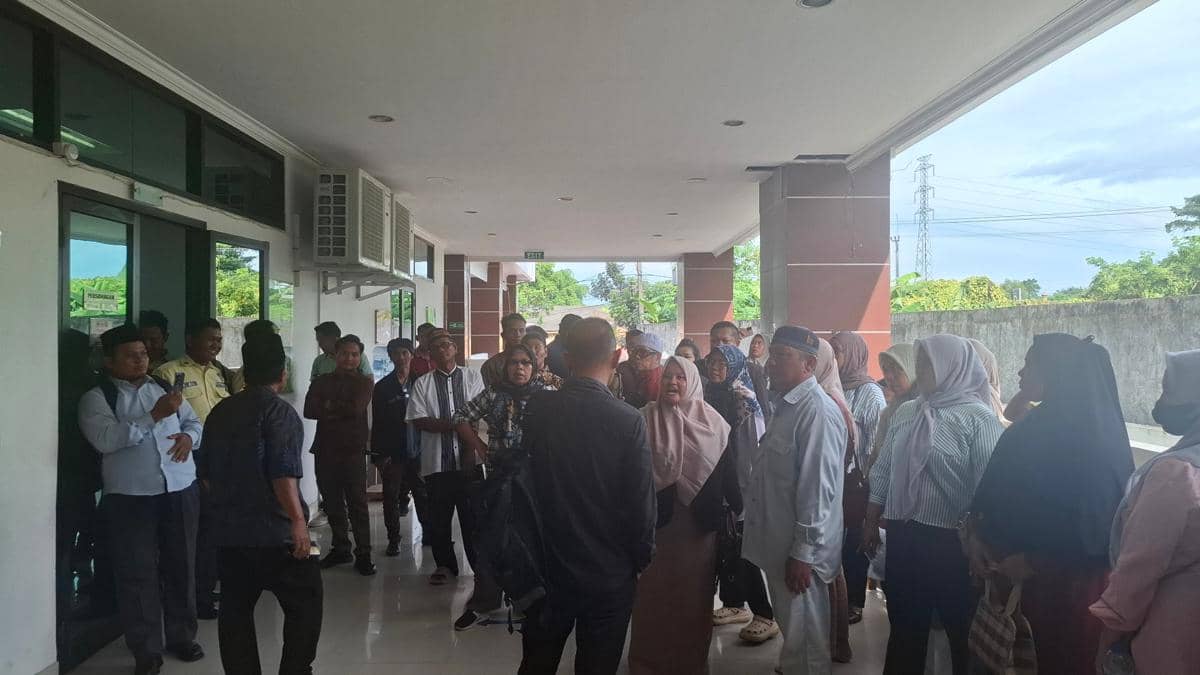 Para korban bos koperasi BMT ngamuk di PN Serang (Dok. Khaerul Anwar)