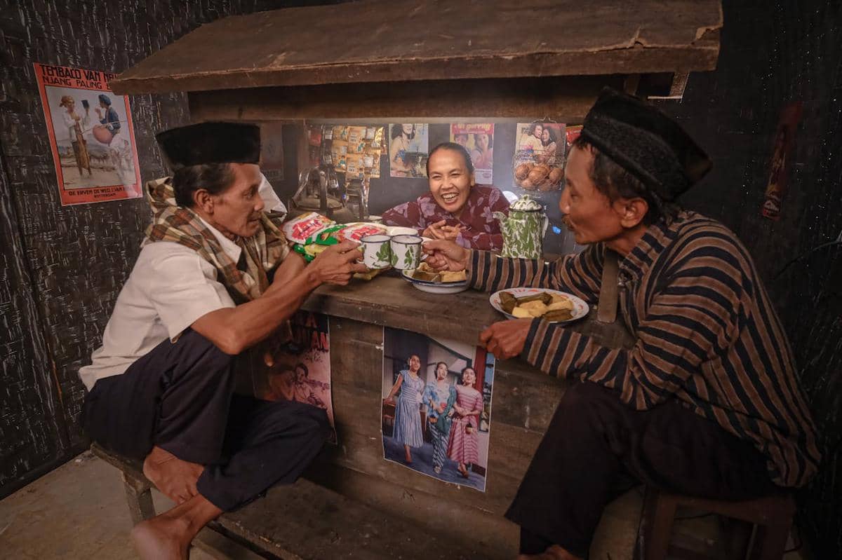 Bukan Ngalor-Ngidul, Alasan Psikologis Jagongan Bengi di Angkringan Jadi Obat Stres