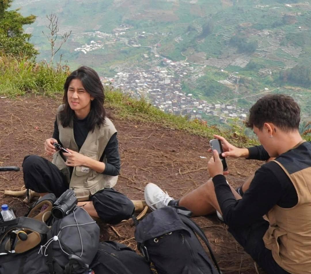potret Keisya Levronka mendaki Gunung Prau