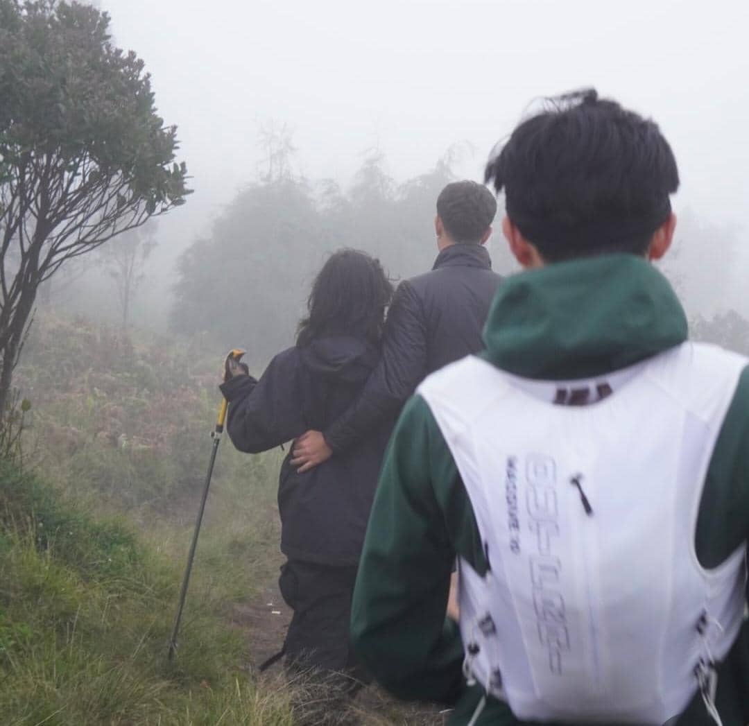 potret Keisya Levronka mendaki Gunung Prau