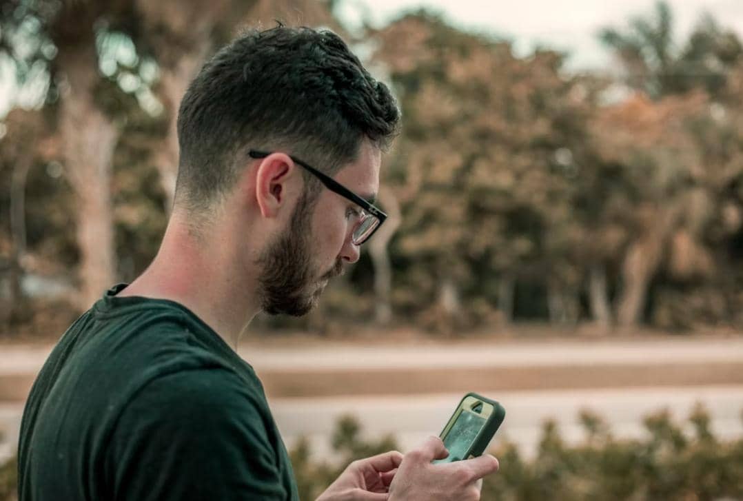 ilustrasi pria megang handphone