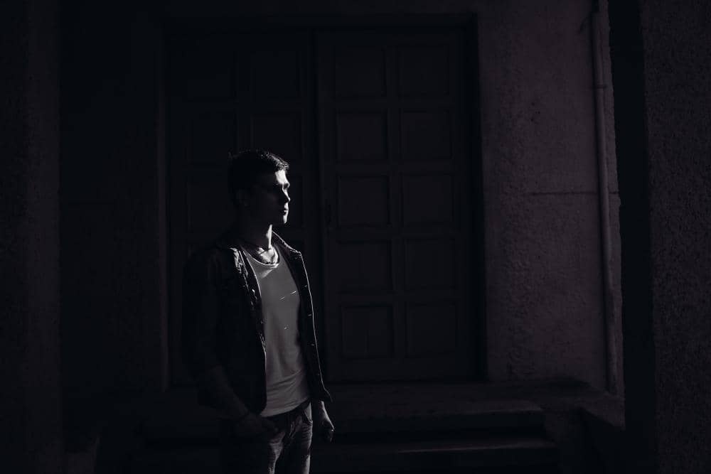 ilustrasi sosok laki-laki sendiri di malam hari