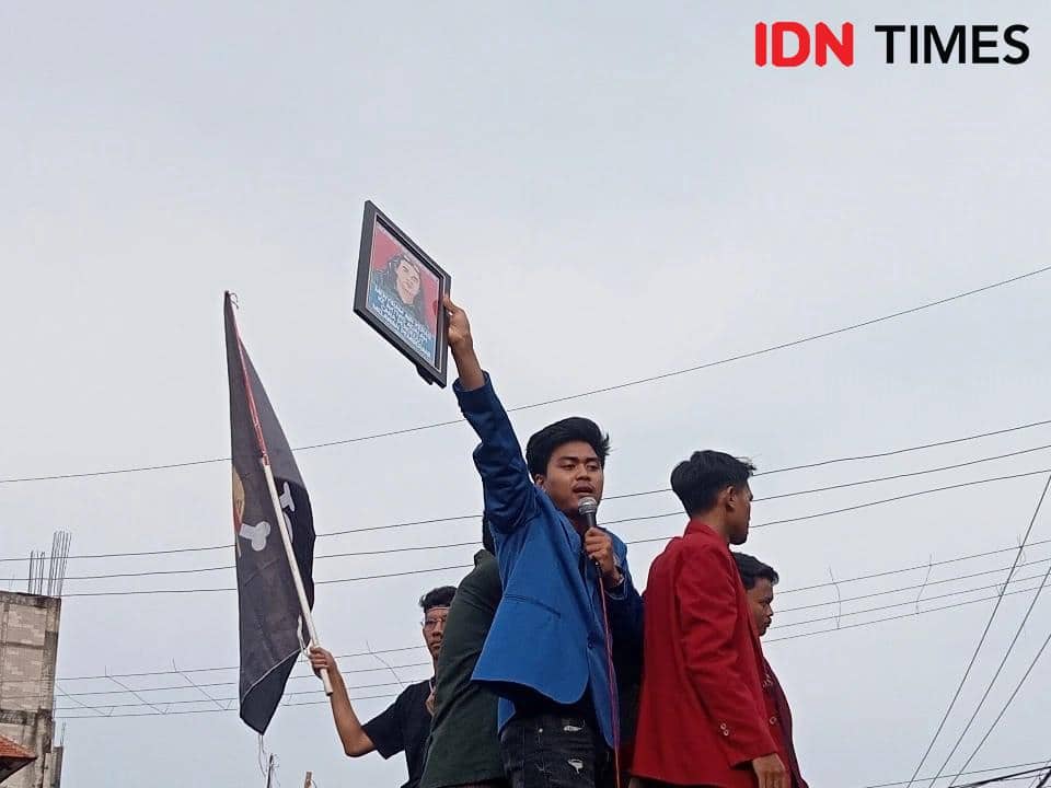 Mahasiswa Surabaya Gaungkan Usut Tuntas Penyiraman Air Keras Andrie Yunus