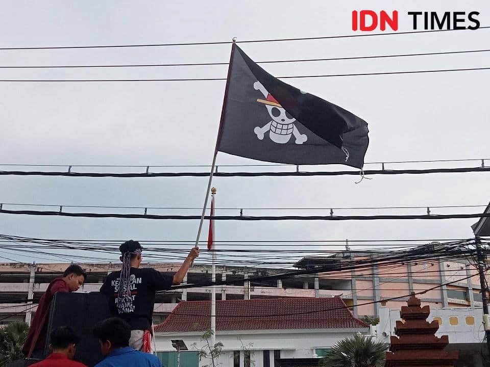 Bendera One Piece yang berkibar saat aksi solidaritas kepada Andrie Yunus di depan DPRD Surabaya