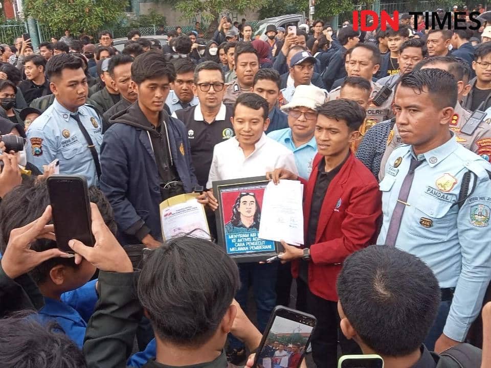 Massa aksi dan pimpinan DPRD Jawa TImur menandatangani dokumen tuntutan aksi