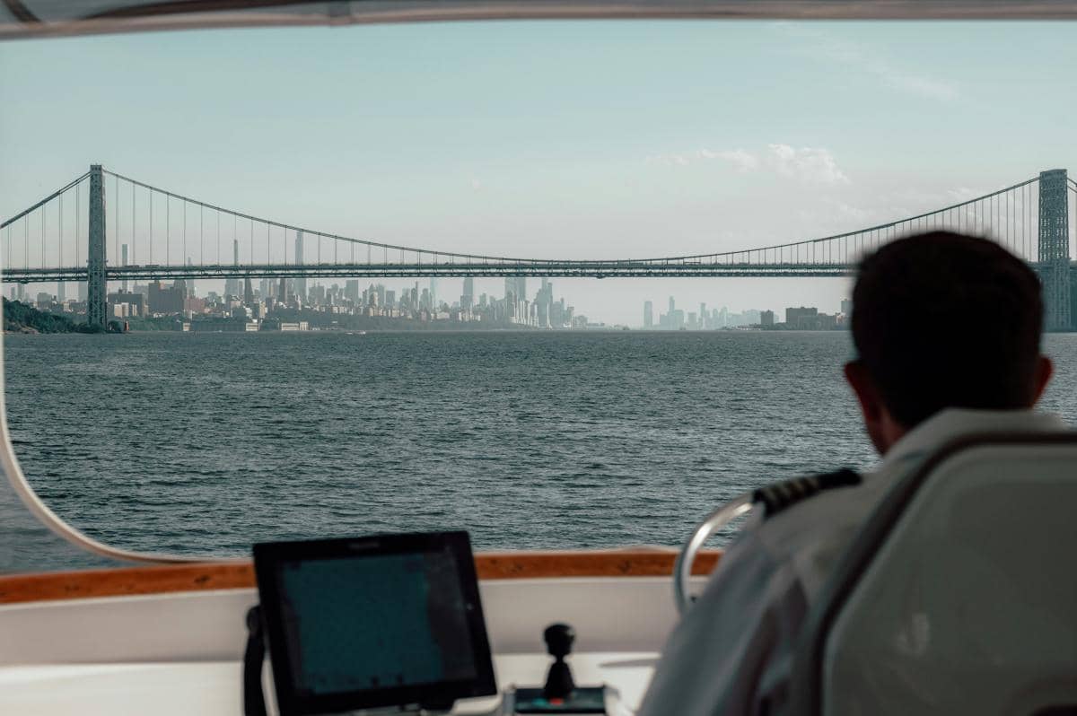 ilustrasi nahkoda kapal pesiar