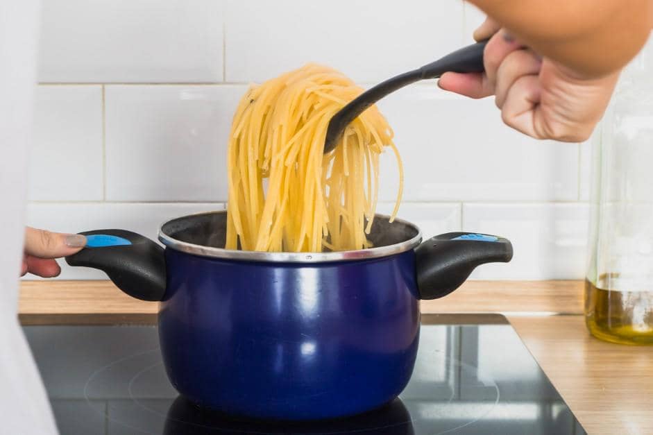 ilustrasi memasak pasta