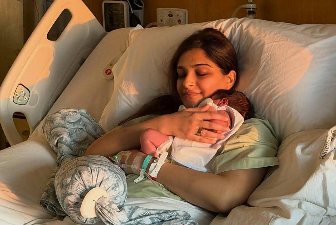 9 Aktris India yang Terpaut Usia Sangat Jauh dengan Anak