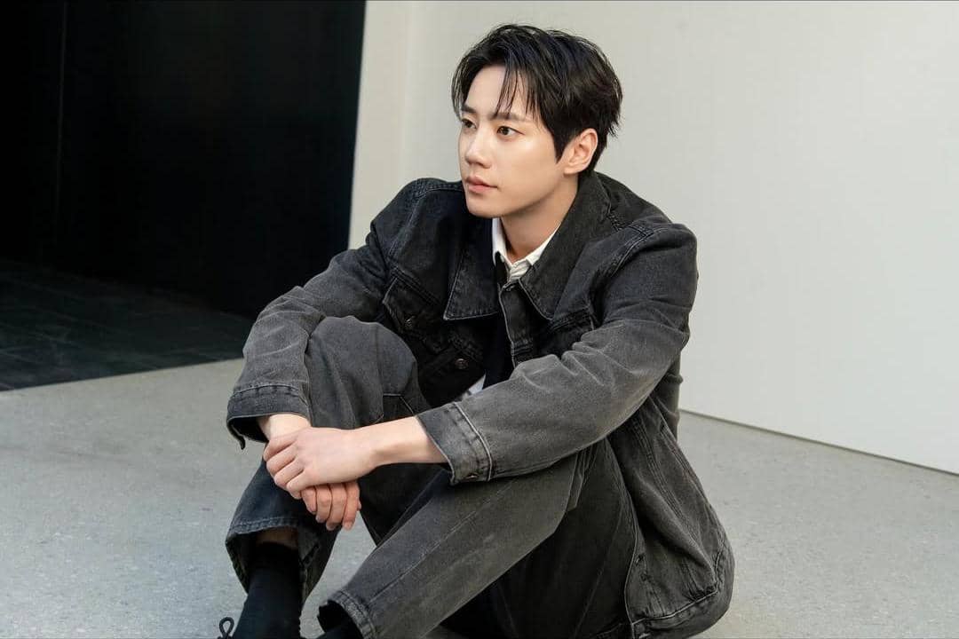 Lee Jun Young salam sesi pemotretan