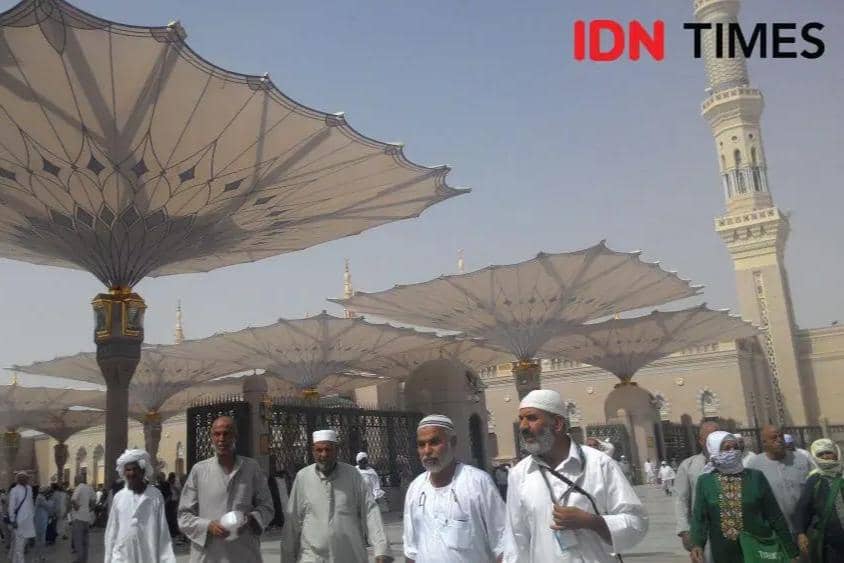 Suasana Masjid Nabawi, Madinah yang dipenuhi oleh Jemaah di tengah musim haji (IDN Times/Umi Kalsum)