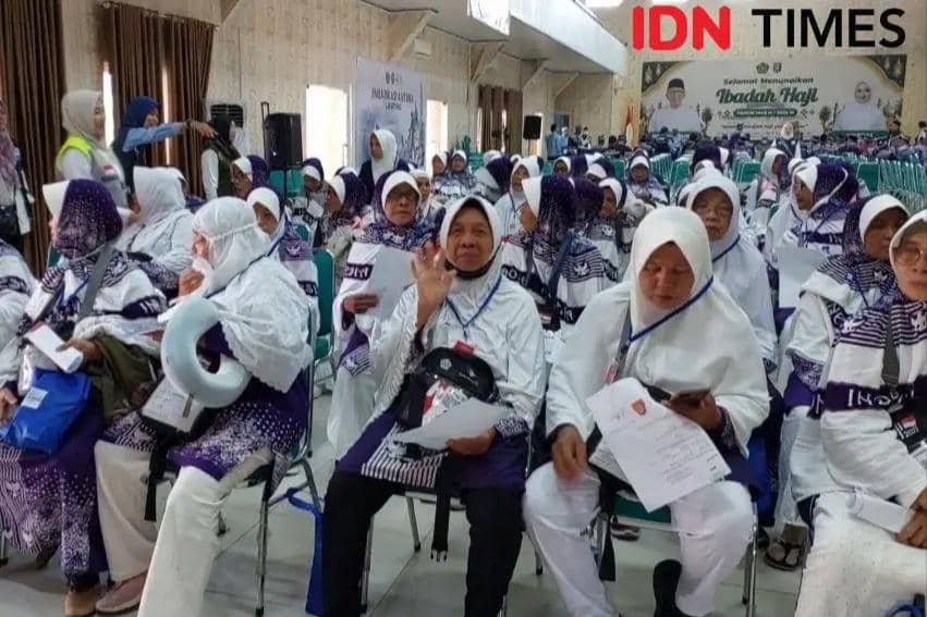 Pemeriksaan jelang keberangkatan jemaah haji kloter 19 asal Lampung Selatan. (IDN Times/Tama Yudha Wiguna).