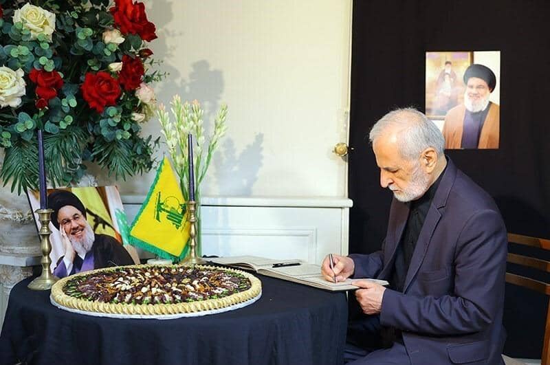 Mantan Menteri Luar Negeri Iran, Kamal Kharazi, sedang memberi penghormatan terakhir kepada mendiang Sekretaris Jenderal Hizbullah, Hassan Nasrallah.