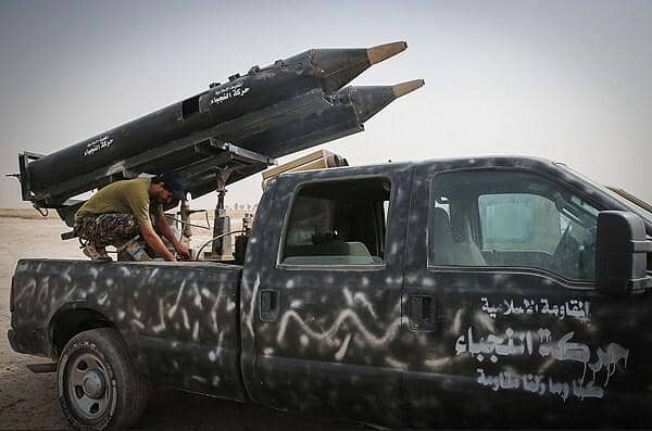 Pasukan Hizbullah sedang menyiapkan rudal untuk ditembakkan.