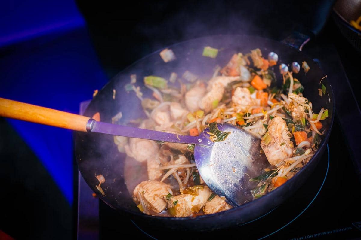 ilustrasi memasak ayam
