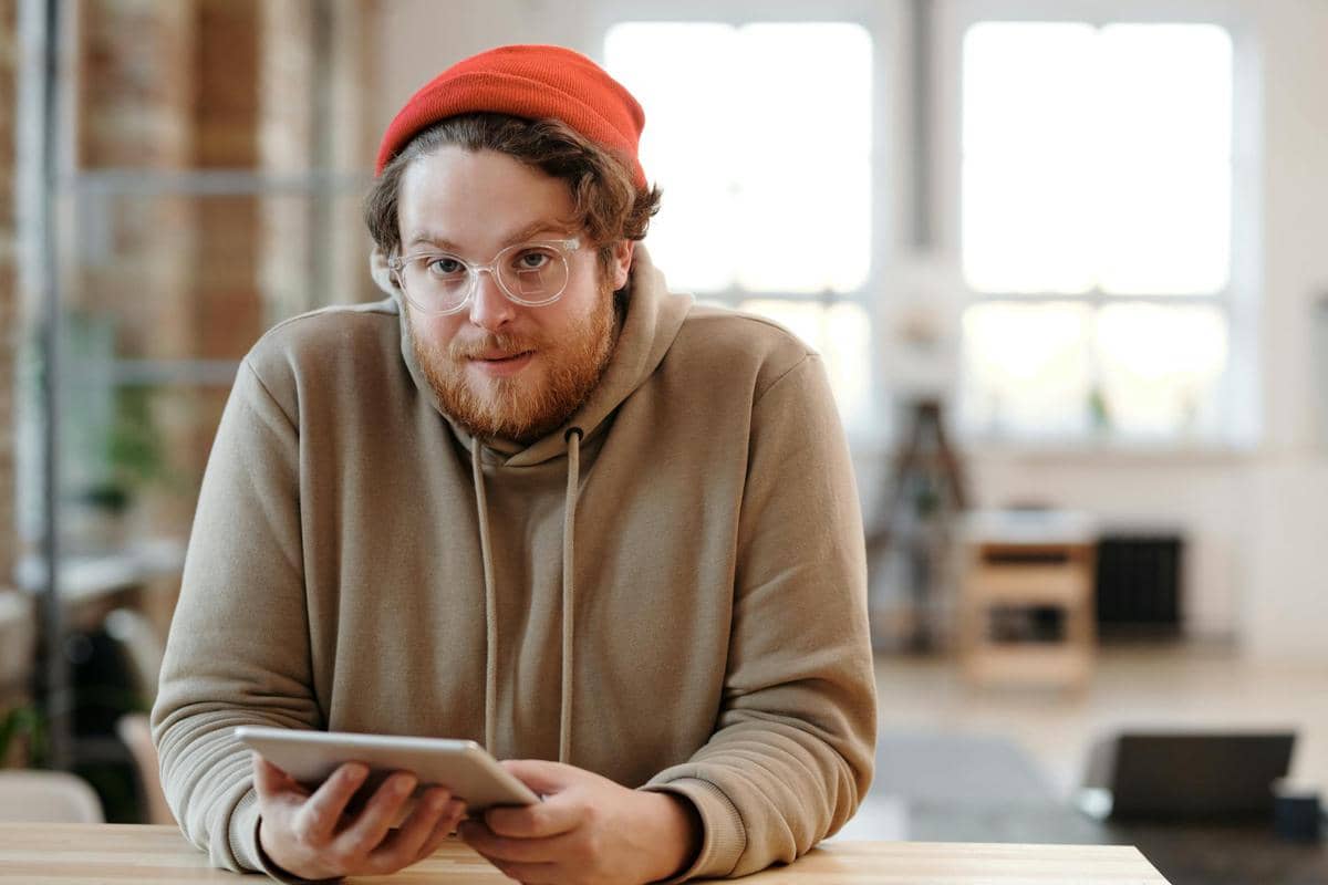 mengenakan fashion item kupluk 