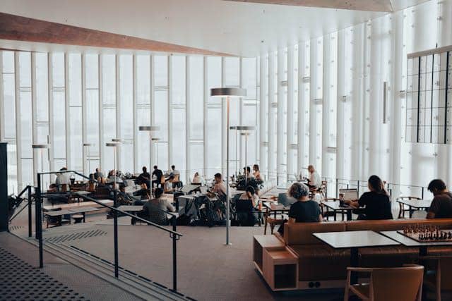 ilustrasi menggunakan fasilitas sewajarnya