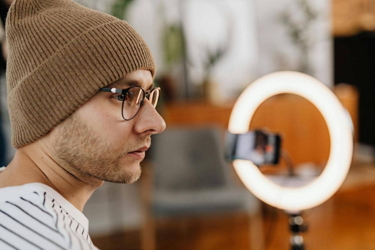 mengenakan fashion item kupluk