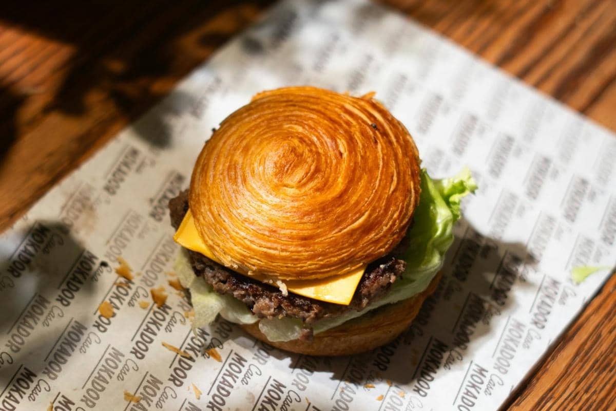 Resep Flying Dutchman Burger, Roti Diganti Bawang Bombai!