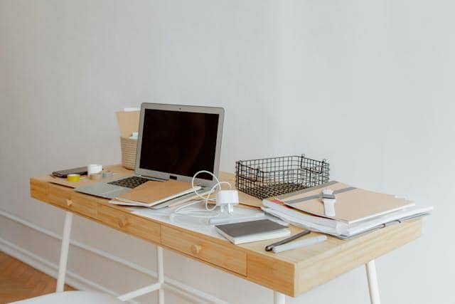 Laptop di atas meja