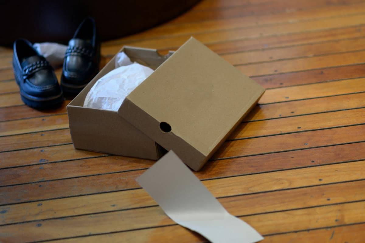 ilustrasi loafers beserta box