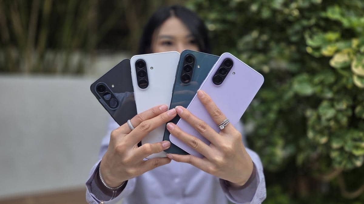 Seseorang memegang Samsung Galaxy A37 dalam empat opsi warna. 