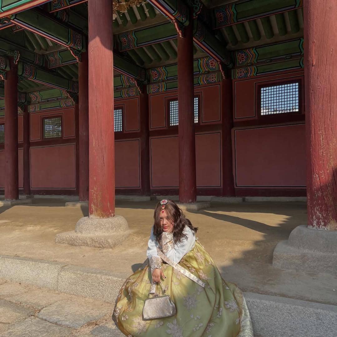 ZIva Magnolya pakai habok saat di Gyeongbokgung Palace
