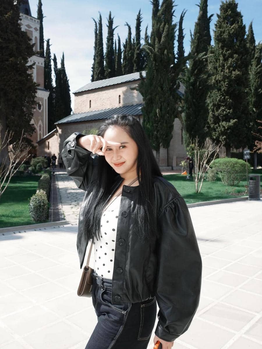 Denise Chariesta saat di Kota Sighnaghi, Georgia