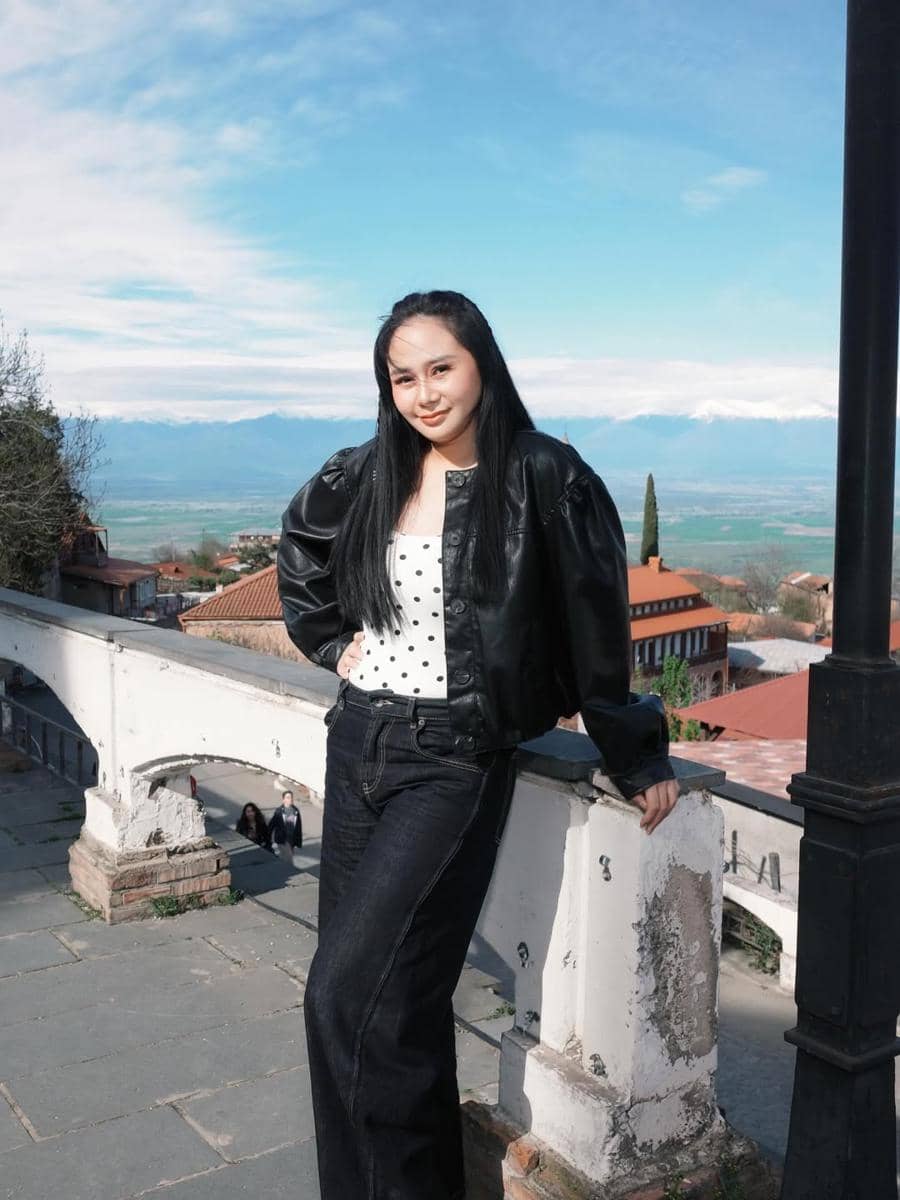 Denise Chariesta saat di Kota Sighnaghi, Georgia