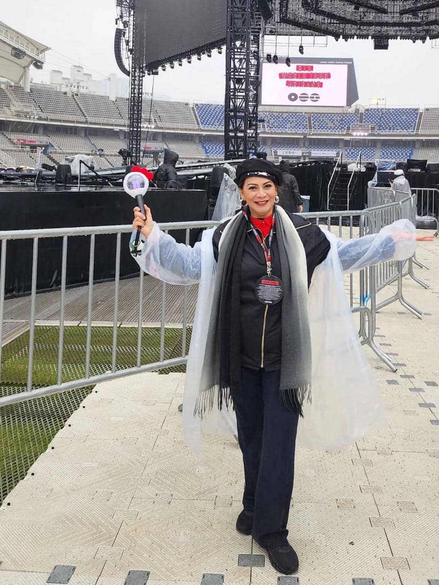 Memes nonton konser BTS "Arirang" di Seoul