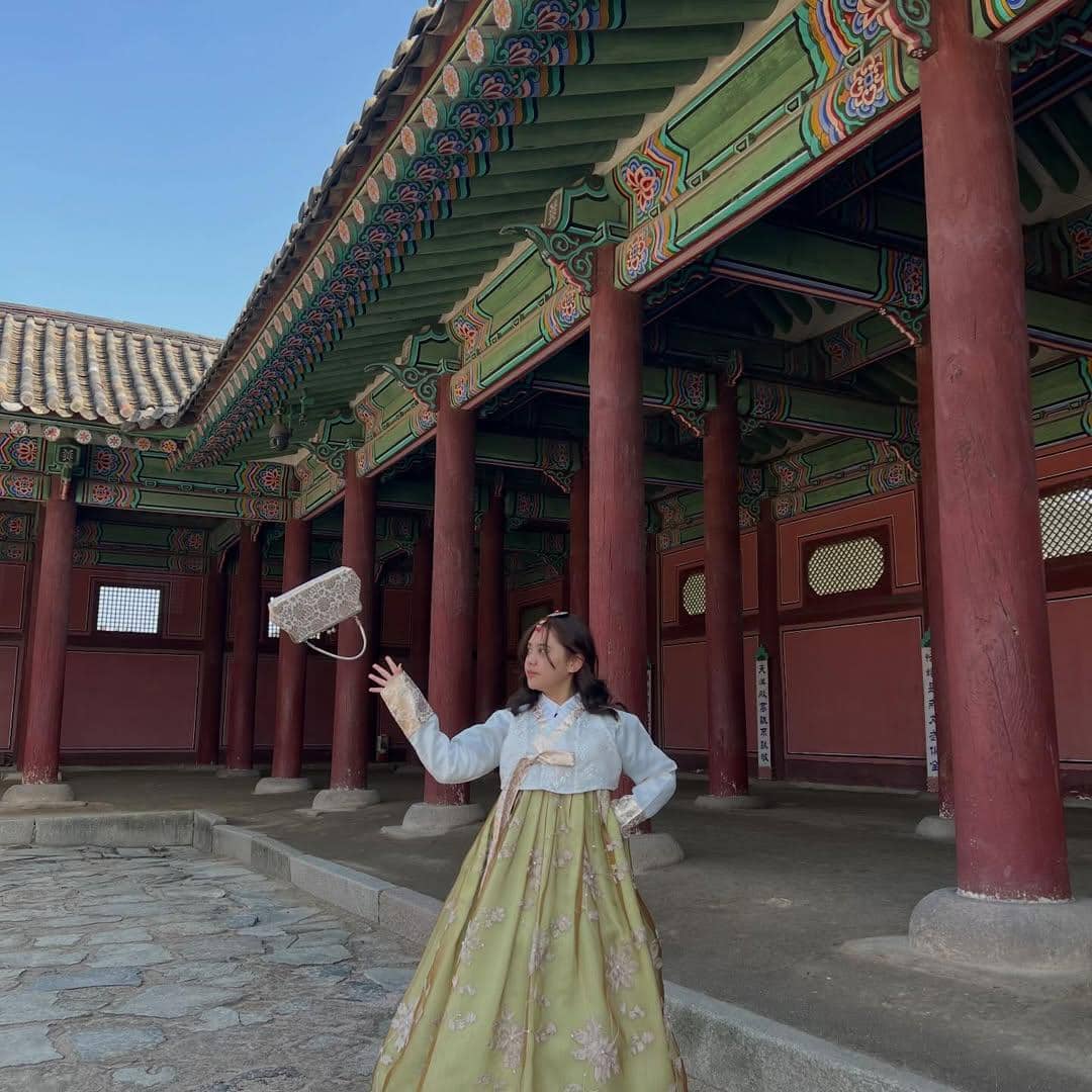 ZIva Magnolya pakai habok saat di Gyeongbokgung Palace