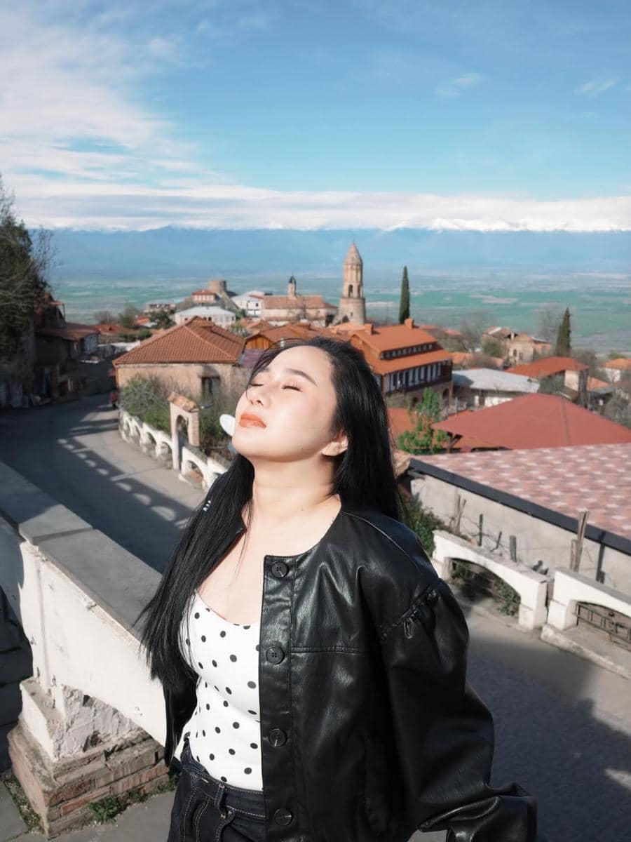 Denise Chariesta saat di Kota Sighnaghi, Georgia