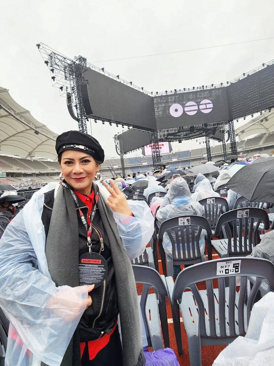 Memes nonton konser BTS "Arirang" di Seoul