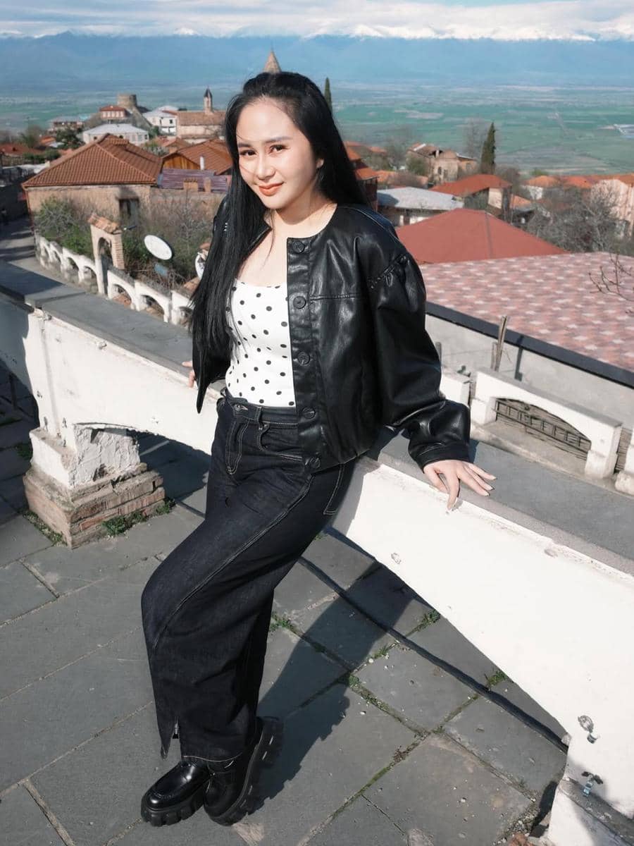 Denise Chariesta saat di Kota Sighnaghi, Georgia