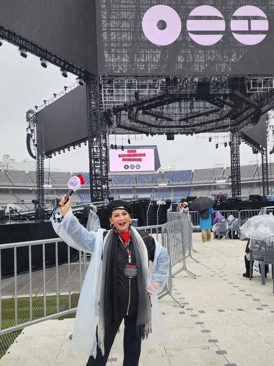 Memes nonton konser BTS "Arirang" di Seoul