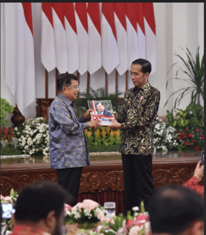 Pemberian kepda Jusuf Kalla dari Jokowi