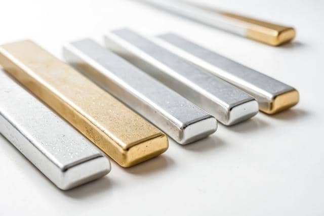 5 Alasan Harga Perak Lebih Fluktuatif Dibandingkan Emas