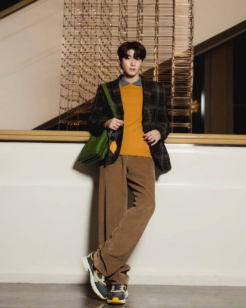 inspirasi outfit Blue Pongtiwat