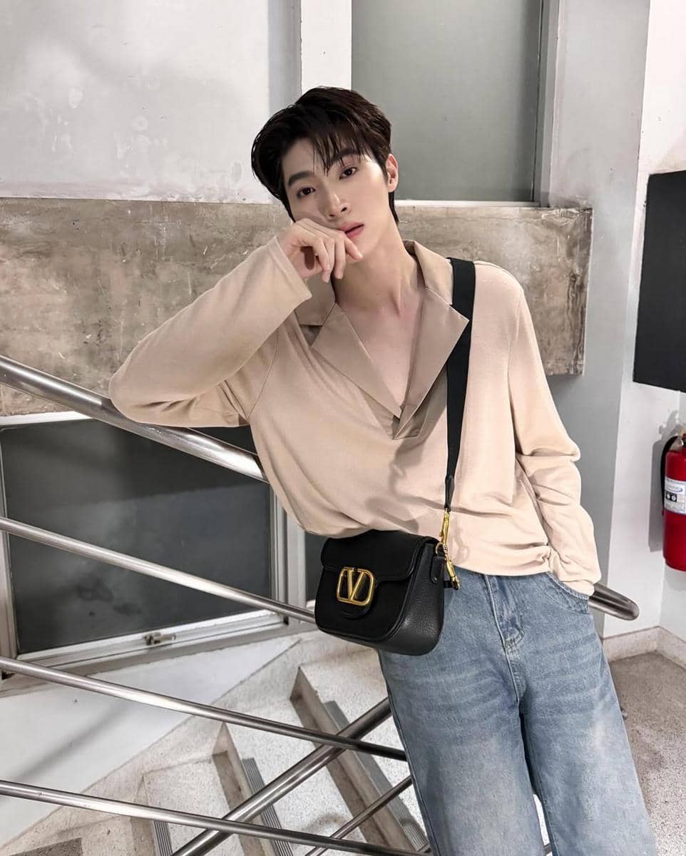 inspirasi outfit Blue Pongtiwat