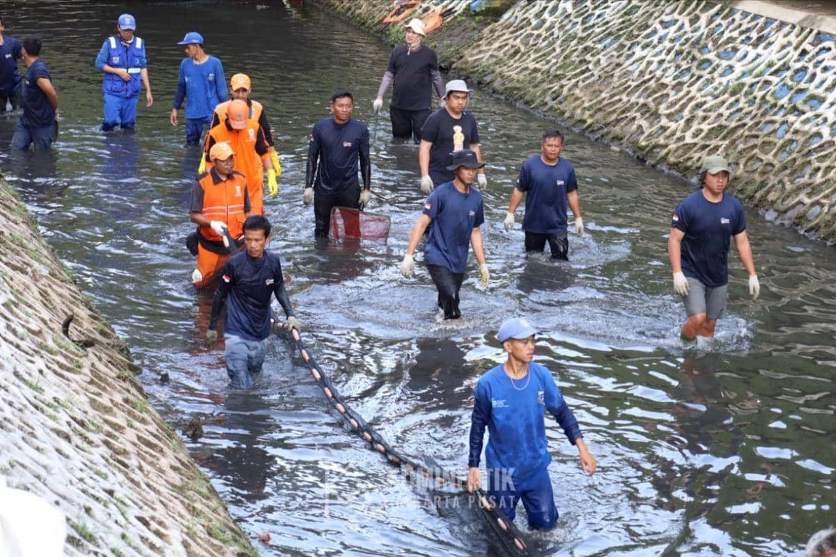 WhatsApp Image 2026-04-10 at 17.26.08.jpegPetugas Gabungan Gelar Kerja Bakti Tangkap Ikan Sapu-sapu di depan Kali Mal Plaza Indonesia.