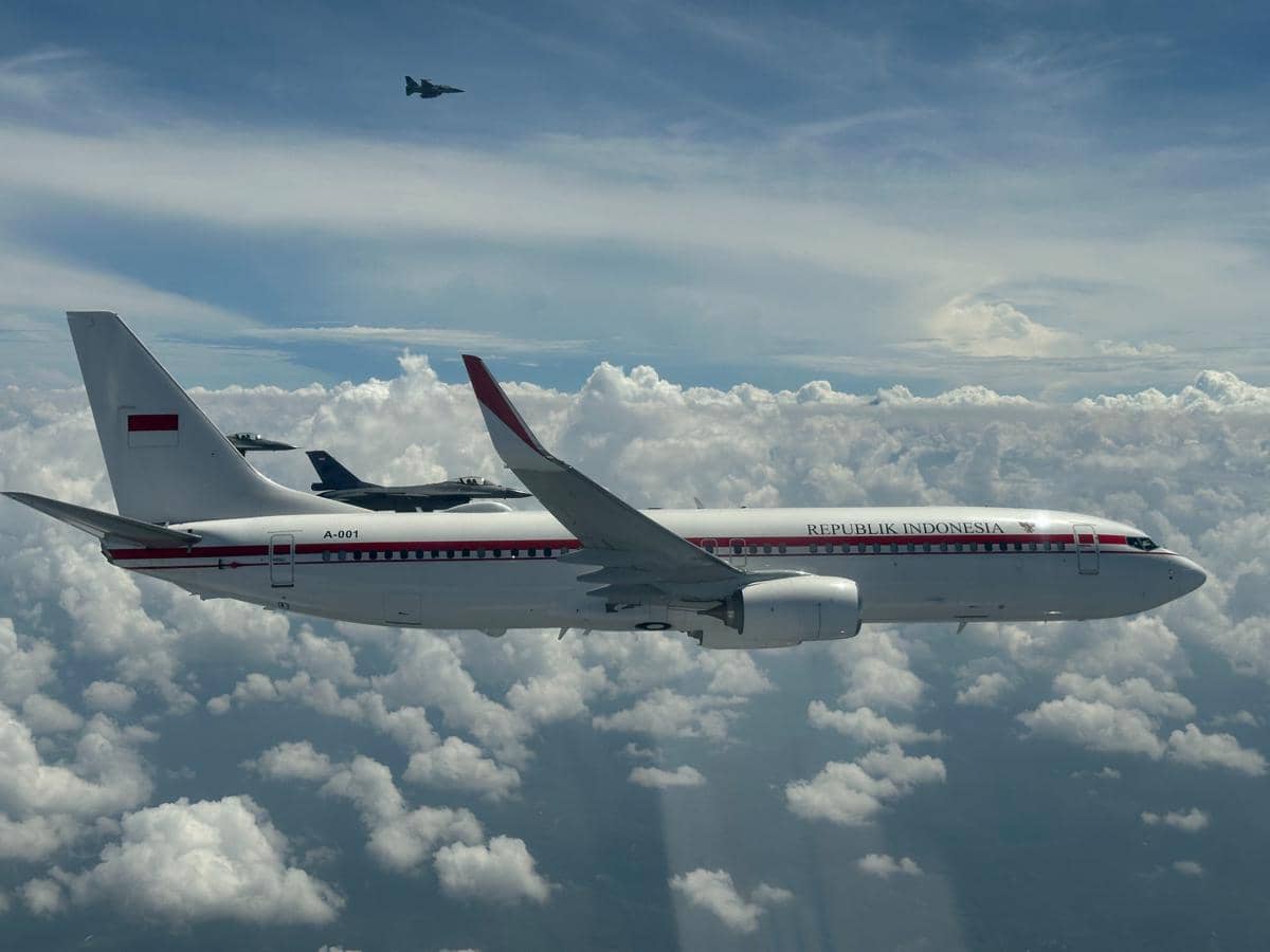 Pesawat Kepresidenan Presiden Prabowo dikawal pesawat tempur TNI AU (dok. TNI AU)