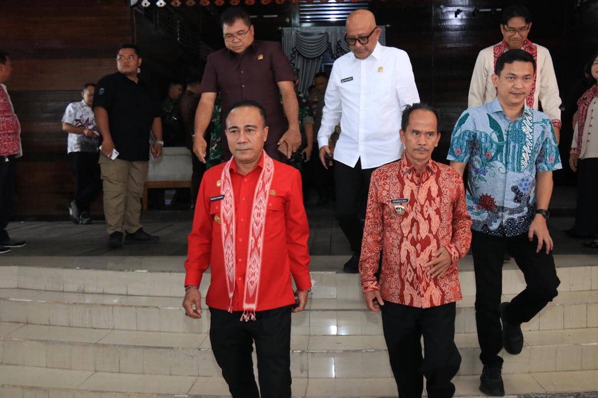 Krisantus Kurniawan dan Bupati Sintang.