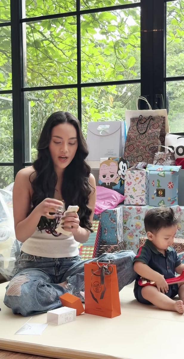 Hadiah ulang tahun Andrew Raxy Neil