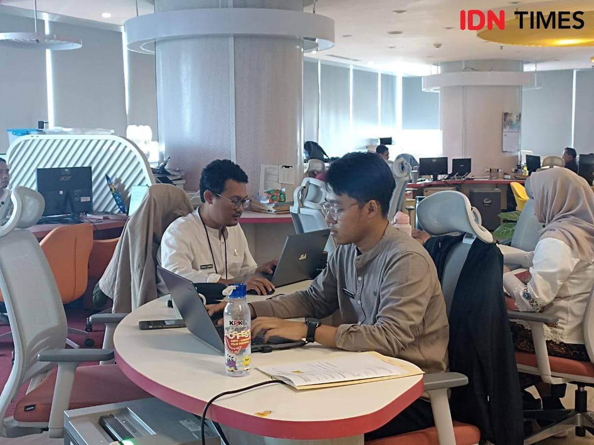Suasana WFH ASN Pemprov DKI Jakarta Jumat (10/4/2026). (IDN Times/Dini Suciatiningrum)