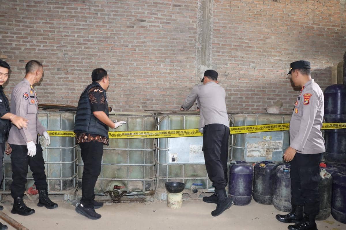 Polisi menggerebek gudang BBM ilegal di Pekon Mataram, Kecamatan Gadingrejo. (Dok. Polres Pringsewu).