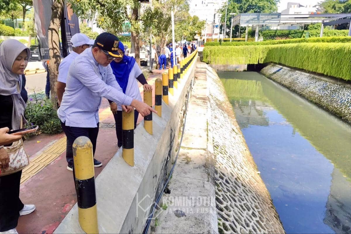 Petugas Gabungan Gelar Kerja Bakti Tangkap Ikan Sapu-sapu di depan Kali Mal Plaza Indonesia.