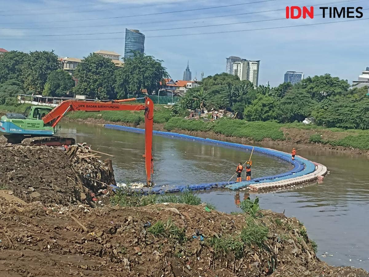 Gubernur DKI Jakarta Pramono Anung mengecek pengerukan Kali di Kebon Melati, Jakarta Utara, Jumat (10/4/2025). (IDN Times/Dini Suciatiningrum)