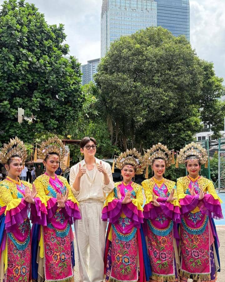 Kedatangan Ji Chang Wook disambut dengan tarian tradisional oleh siswi SMAN 3 Jakarta