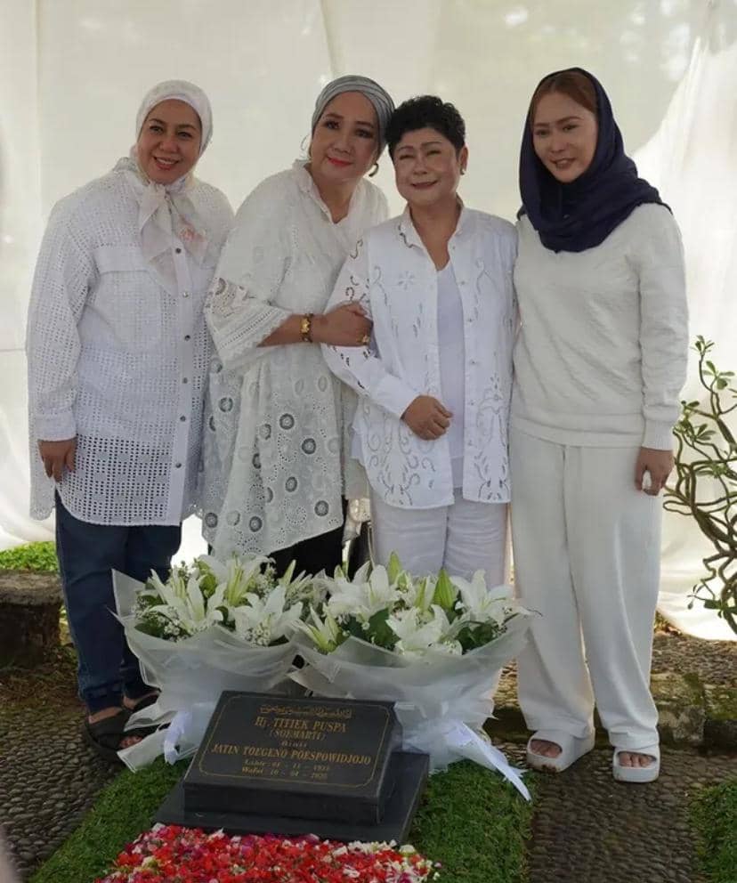 potret Inul Daratista ziarah setahun kepergian Titiek Puspa